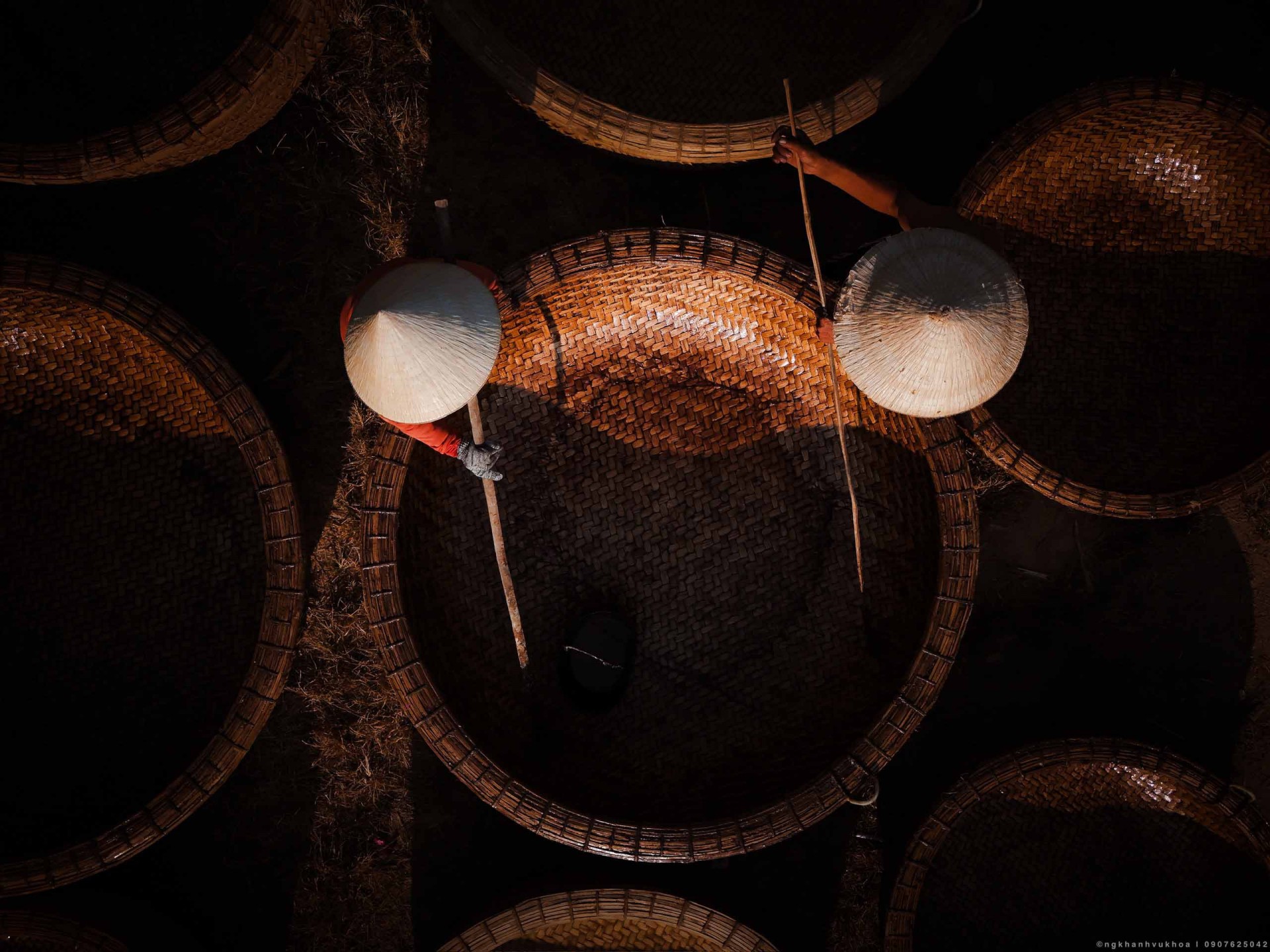 Đối với người dân miền biển Phú Yên, thúng chai là sản phẩm rất thông dụng, dùng để câu mực, câu tôm… hay đưa hàng hóa từ bờ ra thuyền lớn. Ảnh: Nguyễn Khánh Vũ Khoa Đối với người dân miền biển Phú Yên, thúng chai là sản phẩm rất thông dụng, dùng để câu mực, câu tôm… hay đưa hàng hóa từ bờ ra thuyền lớn. Ảnh: Nguyễn Khánh Vũ Khoa