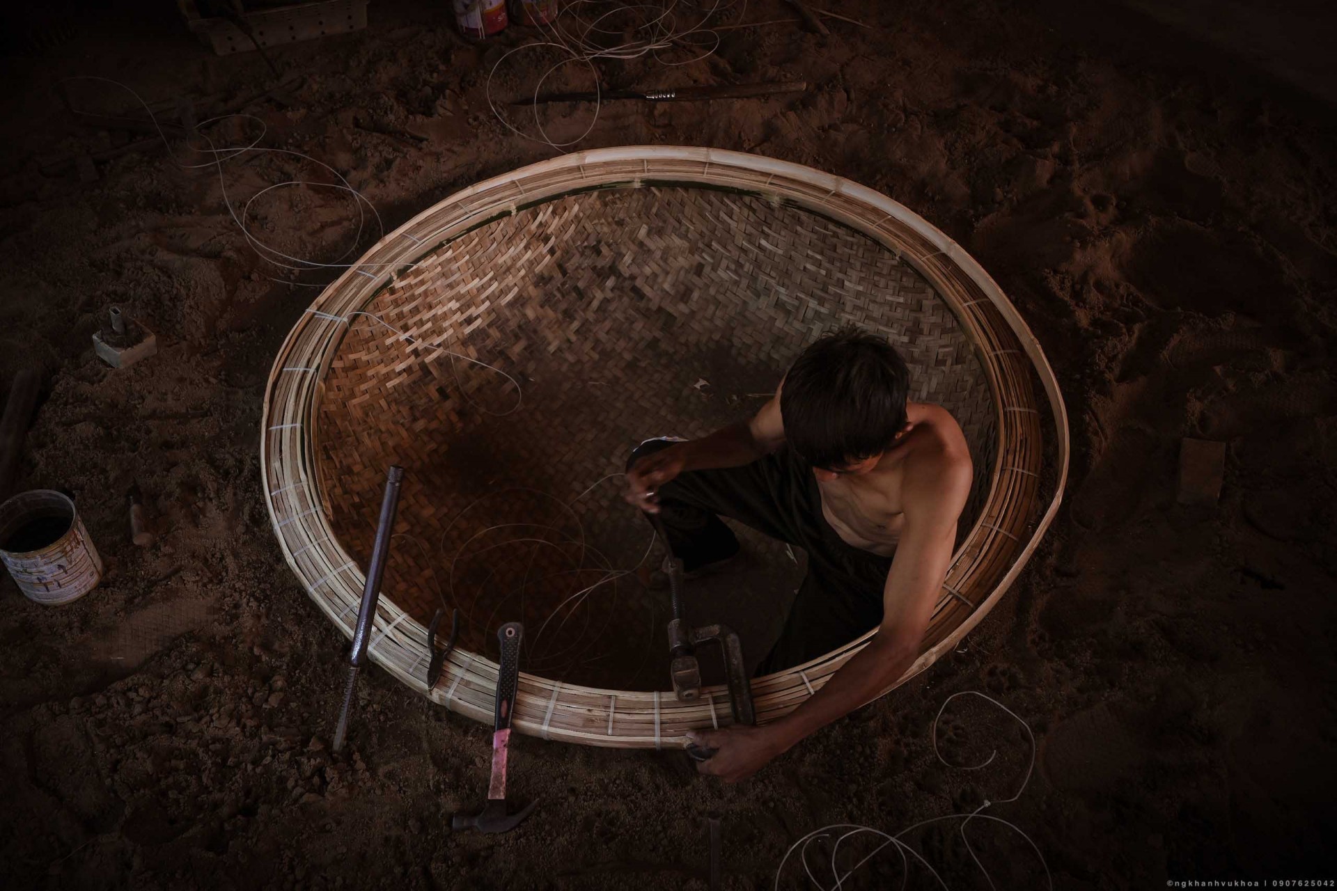 Thời vàng son, làng Phú Mỹ có khoảng 50 hộ gia đình mưu sinh bằng nghề đan thúng chai. Tuy nhiên, với sự xuất hiện của thuyền thúng composite, nghề làm thúng chai trở nên ít phổ biển hơn. Hiện, làng Phú Mỹ còn khoảng 10 hộ theo nghề này. Ảnh: Nguyễn Khánh Vũ Khoa Thời vàng son, làng Phú Mỹ có khoảng 50 hộ gia đình mưu sinh bằng nghề đan thúng chai. Tuy nhiên, với sự xuất hiện của thuyền thúng composite, nghề làm thúng chai trở nên ít phổ biển hơn. Hiện, làng Phú Mỹ còn khoảng 10 hộ theo nghề này. Ảnh: Nguyễn Khánh Vũ Khoa