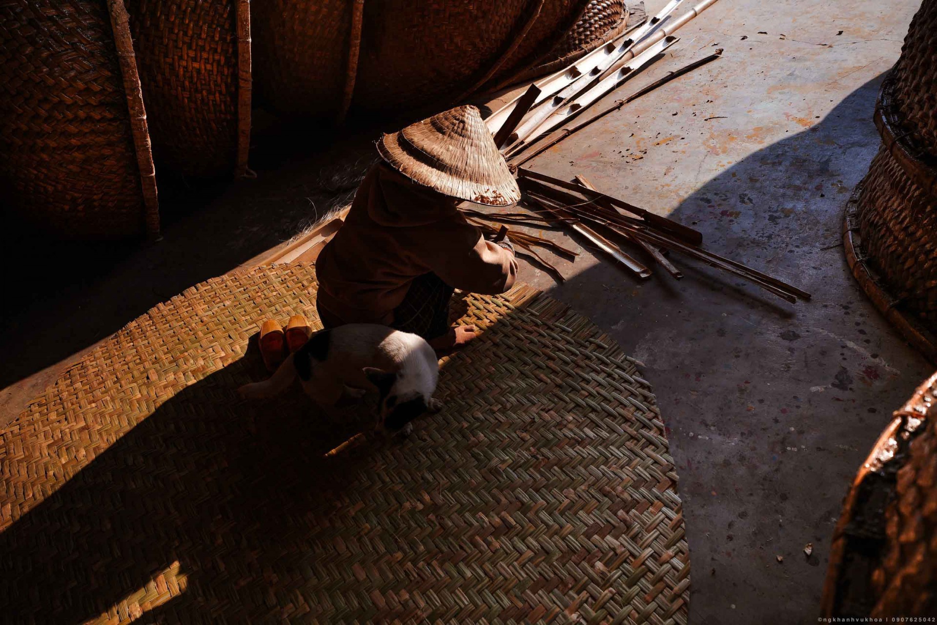 Nguyên liệu chính để làm thúng chai là tre. Trước tiên, người thợ chọn những cây tre đạt yêu cầu có độ tuổi 1-1,5 năm tuổi, không non cũng không già thì thúng mới bền chắc. Ảnh: Nguyễn Khánh Vũ Khoa Nguyên liệu chính để làm thúng chai là tre. Trước tiên, người thợ chọn những cây tre đạt yêu cầu có độ tuổi 1-1,5 năm tuổi, không non cũng không già thì thúng mới bền chắc. Ảnh: Nguyễn Khánh Vũ Khoa