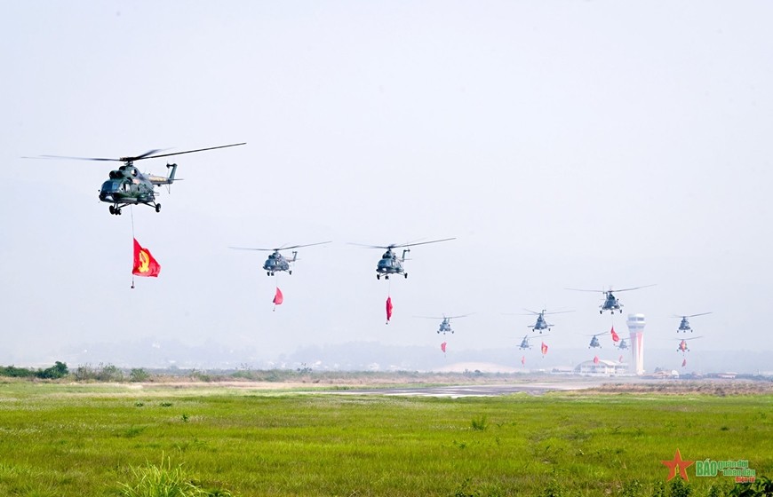 Biên đội máy bay trực thăng bay chào mừng xuất phát. Biên đội máy bay trực thăng bay chào mừng xuất phát.