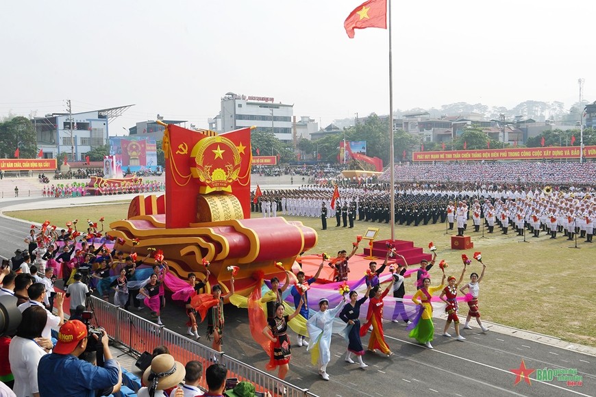 Xe rước Quốc huy tiến qua lễ đài. Xe rước Quốc huy tiến qua lễ đài.