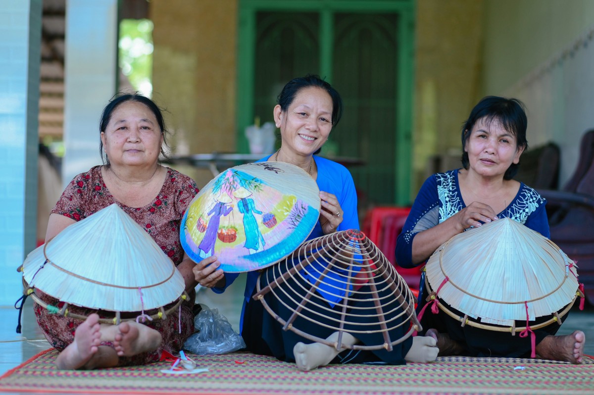 Nón lá Đức Hòa không chỉ nổi tiếng trong tỉnh mà còn được thị trường nhiều tỉnh, thành phố lân cận ưa chuộng bởi độ bền, đẹp khéo léo từ chính đôi bàn tay lành nghề của những người thợ thủ công trong vùng Nón lá Đức Hòa không chỉ nổi tiếng trong tỉnh mà còn được thị trường nhiều tỉnh, thành phố lân cận ưa chuộng bởi độ bền, đẹp khéo léo từ chính đôi bàn tay lành nghề của những người thợ thủ công trong vùng