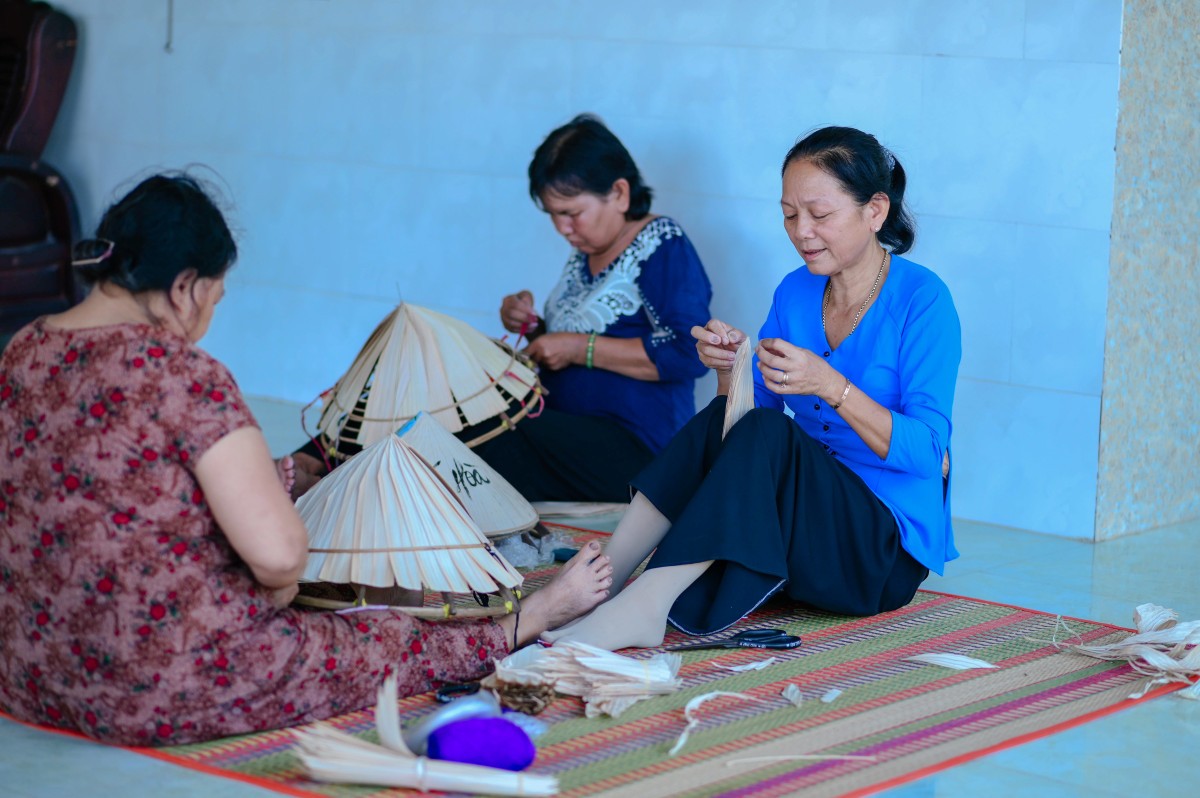 Để làm ra chiếc nón lá, người thợ phải trải qua quá trình lao động bền bỉ, khéo léo của đôi bàn tay với hơn 10 công đoạn Để làm ra chiếc nón lá, người thợ phải trải qua quá trình lao động bền bỉ, khéo léo của đôi bàn tay với hơn 10 công đoạn