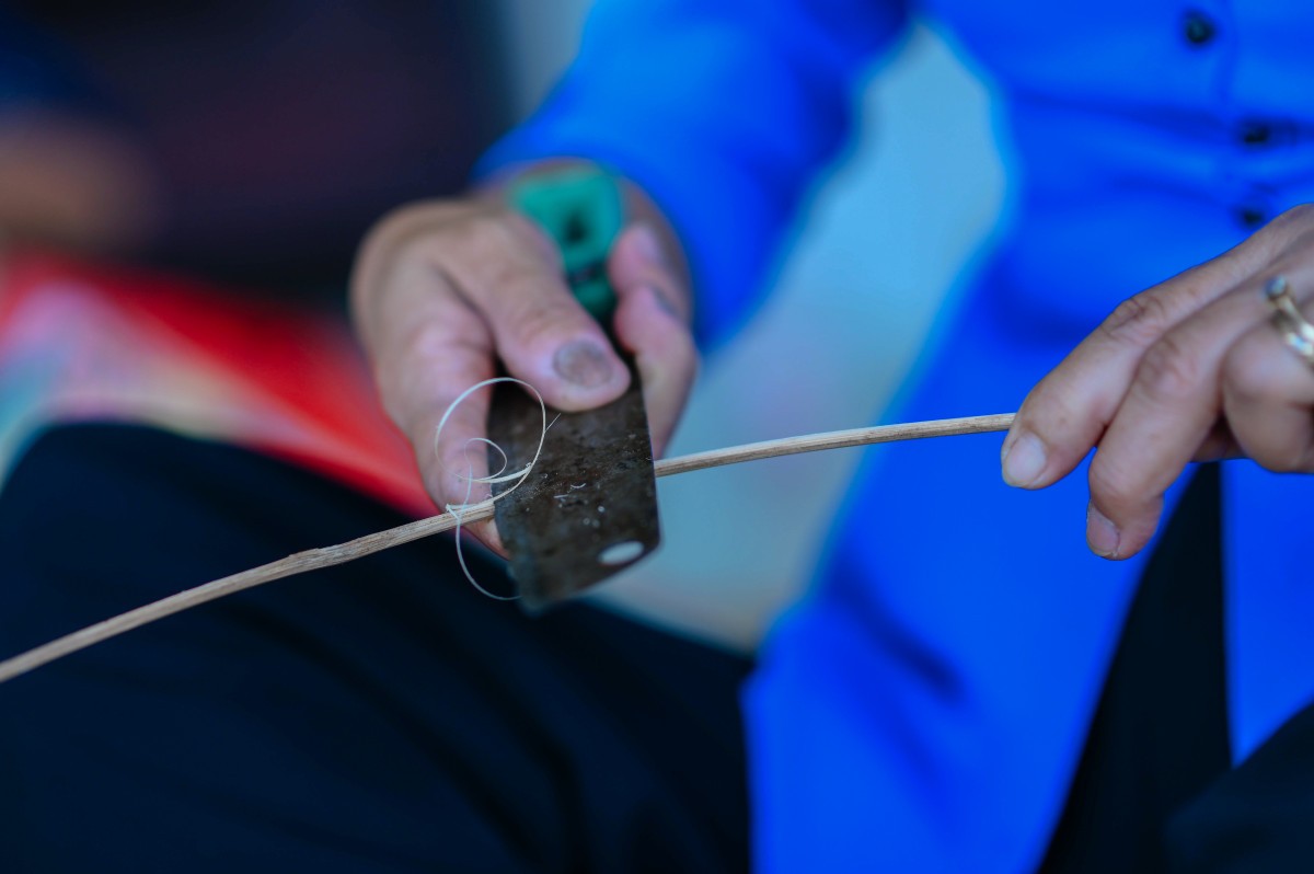 Nan trúc được chuốt nhỏ tròn đều, mỗi chiếc nón có 16 nan trúc uốn thành những vòng tròn, vòng lớn nhất có đường kính khoảng 50cm Nan trúc được chuốt nhỏ tròn đều, mỗi chiếc nón có 16 nan trúc uốn thành những vòng tròn, vòng lớn nhất có đường kính khoảng 50cm