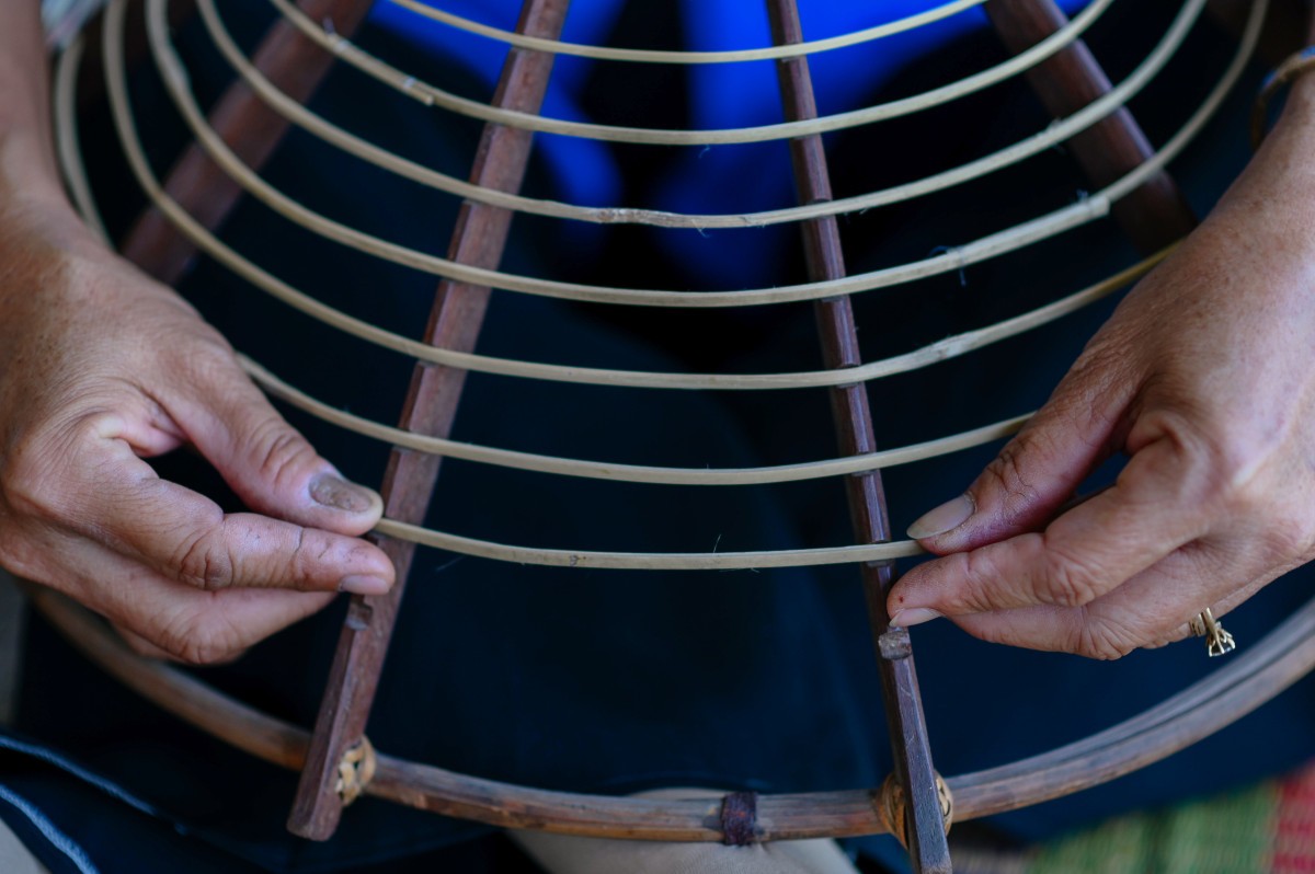 Những vòng nan trúc tiếp theo càng nhỏ dần khi lên đến đỉnh chóp. Từng vòng nan trúc được đặt vào cái khuôn mô theo những vạch khắc sẵn bằng gỗ có hình chóp tựa chiếc nón Những vòng nan trúc tiếp theo càng nhỏ dần khi lên đến đỉnh chóp. Từng vòng nan trúc được đặt vào cái khuôn mô theo những vạch khắc sẵn bằng gỗ có hình chóp tựa chiếc nón