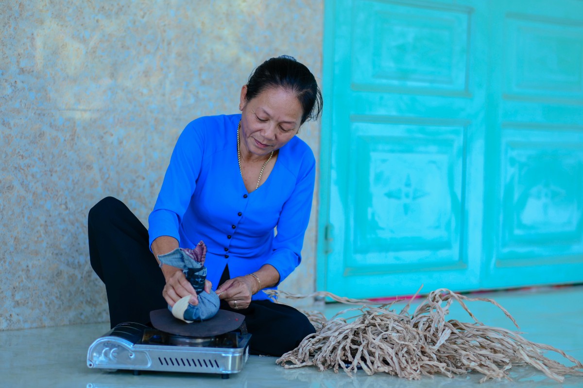 Để chiếc lá đạt độ thẳng theo yêu cầu, người thợ chuẩn bị bếp để đốt nóng miếng sắt, sau đó đặt lá cật mật lên trên, dùng cục vải vuốt chắc tay nhiều lần cho đạt độ thẳng, độ bóng của chiếc lá Để chiếc lá đạt độ thẳng theo yêu cầu, người thợ chuẩn bị bếp để đốt nóng miếng sắt, sau đó đặt lá cật mật lên trên, dùng cục vải vuốt chắc tay nhiều lần cho đạt độ thẳng, độ bóng của chiếc lá