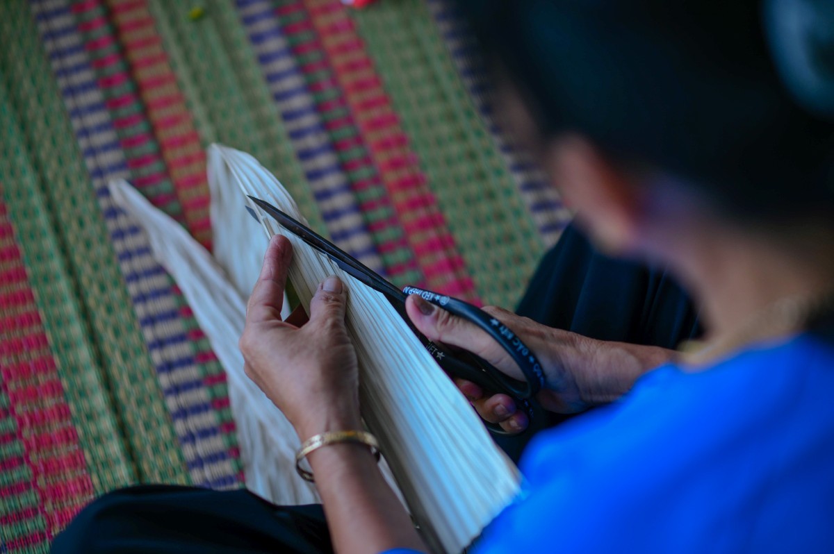 Khi lá đã thẳng, người thợ chuyển sang công đoạn tỉa lá. Từng chiếc lá được cắt, tỉa theo đúng chiều cao của chiếc nón rồi tiến hành kết đầu lá Khi lá đã thẳng, người thợ chuyển sang công đoạn tỉa lá. Từng chiếc lá được cắt, tỉa theo đúng chiều cao của chiếc nón rồi tiến hành kết đầu lá