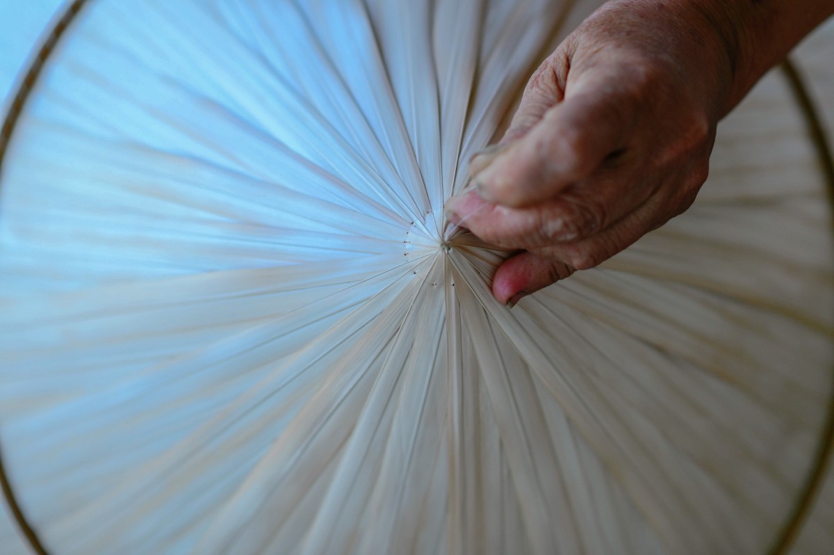 Công đoạn quan trọng nhất là chằm nón. Kỹ thuật chằm nón phải bảo đảm từng sợi dây gân nhỏ, mũi kim phải thẳng và đều từ trong ra ngoài, không lộ chân kim và giấu đi những mối chỉ Công đoạn quan trọng nhất là chằm nón. Kỹ thuật chằm nón phải bảo đảm từng sợi dây gân nhỏ, mũi kim phải thẳng và đều từ trong ra ngoài, không lộ chân kim và giấu đi những mối chỉ