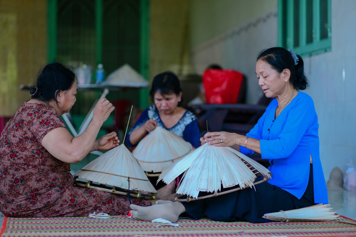 Hiện nay, các công đoạn đều được làm thủ công bằng tay nhưng vẫn cho ra những chiếc nón dầy dặn, cứng cáp nhưng bảo đảm vẻ thanh lịch, duyên dáng Hiện nay, các công đoạn đều được làm thủ công bằng tay nhưng vẫn cho ra những chiếc nón dầy dặn, cứng cáp nhưng bảo đảm vẻ thanh lịch, duyên dáng