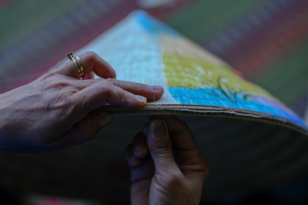 Khâu cuối của việc chằm nón là nức vành. Người thợ sẽ chuốt 1 cọng nan dẹp thường gọi là cây tiến cặp vào vành số 16 và may giáp vòng. Điều này giúp cho vành nón tròn và chắc chắn Khâu cuối của việc chằm nón là nức vành. Người thợ sẽ chuốt 1 cọng nan dẹp thường gọi là cây tiến cặp vào vành số 16 và may giáp vòng. Điều này giúp cho vành nón tròn và chắc chắn