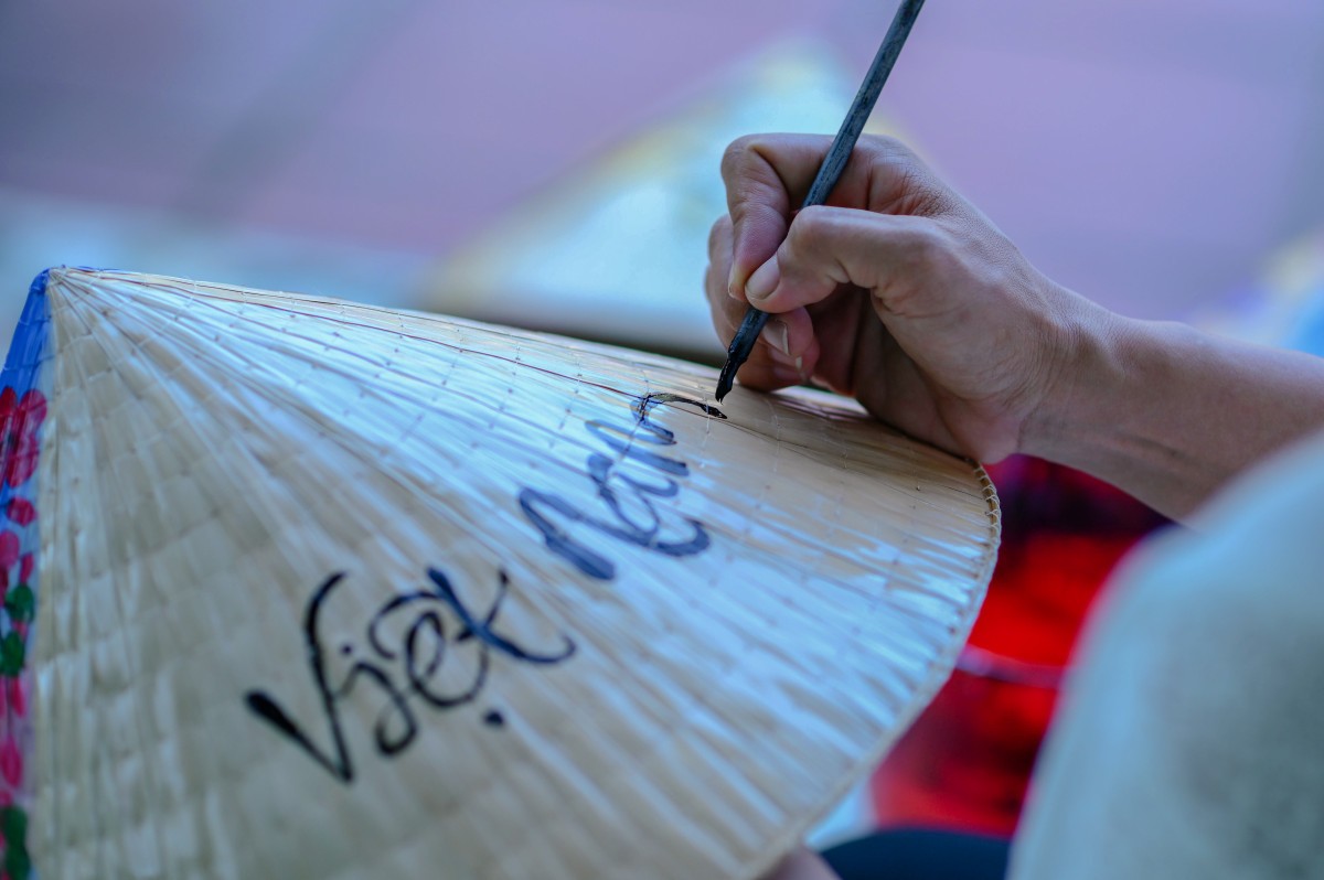 Trước những yêu cầu của thị trường, chiếc nón lá Đức Hòa nay được khoác lên một màu áo mới Trước những yêu cầu của thị trường, chiếc nón lá Đức Hòa nay được khoác lên một màu áo mới