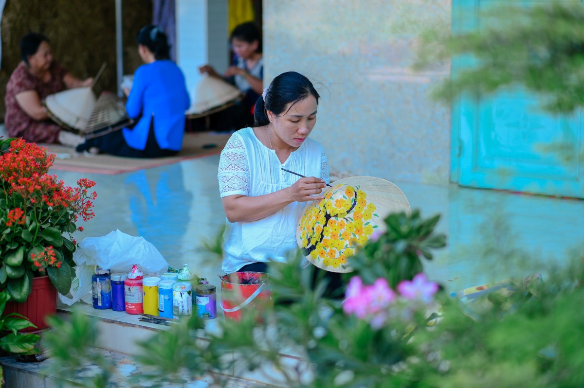 Chị Phạm Thanh Trúc đang vẽ lên chiếc nón những hình ảnh mộc mạc của cảnh đẹp quê hương Việt Nam – một trong những cách để nâng cao giá trị chiếc nón lá truyền thống Chị Phạm Thanh Trúc đang vẽ lên chiếc nón những hình ảnh mộc mạc của cảnh đẹp quê hương Việt Nam – một trong những cách để nâng cao giá trị chiếc nón lá truyền thống
