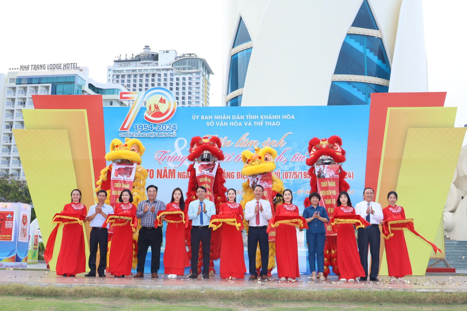 Các đại biểu thực hiện nghi thức cắt băng khai mạc triển lãm. Các đại biểu thực hiện nghi thức cắt băng khai mạc triển lãm.