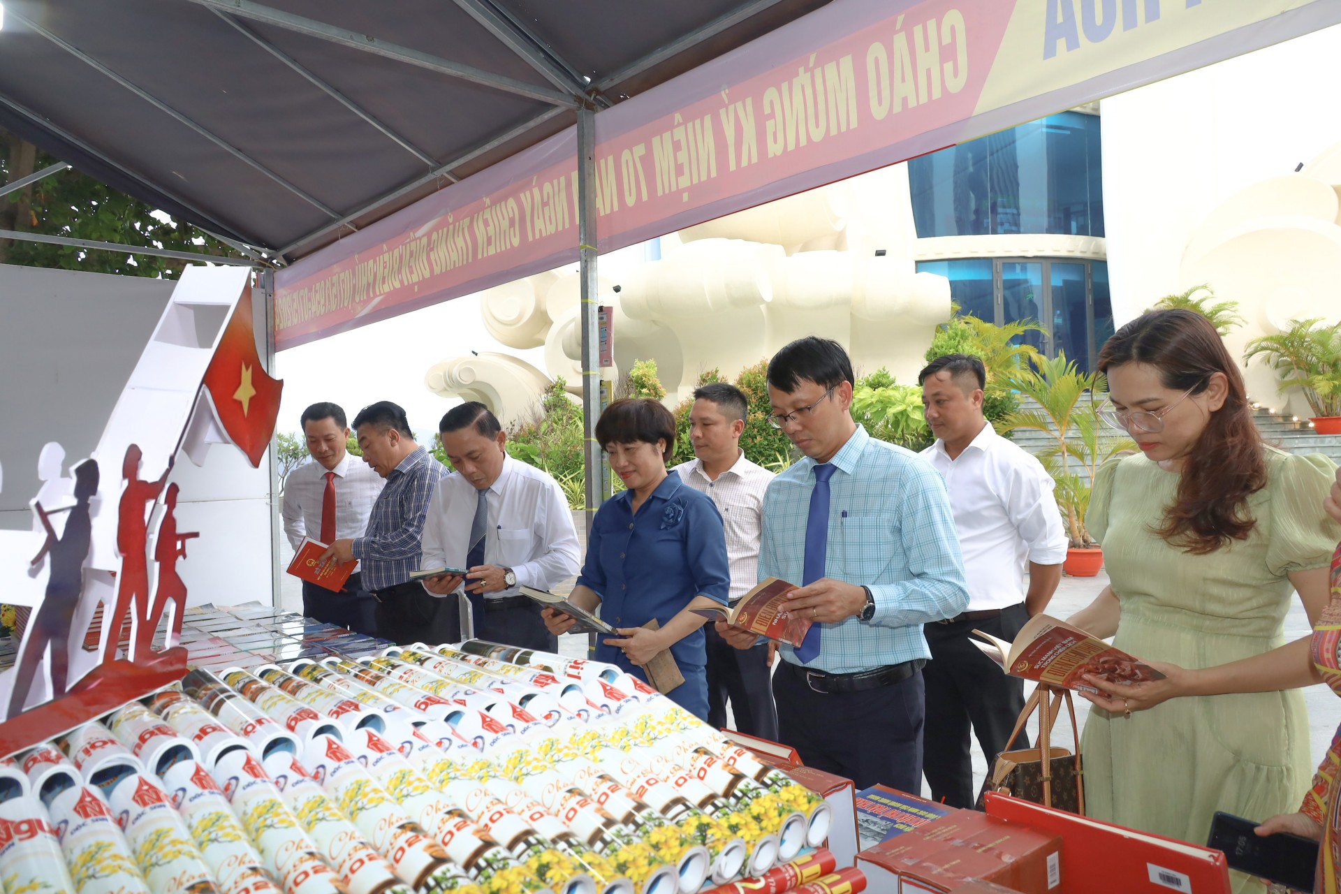 Không gian giới thiệu sách và tư liệu về chiến thắng Điện Biên Phủ. Không gian giới thiệu sách và tư liệu về chiến thắng Điện Biên Phủ.