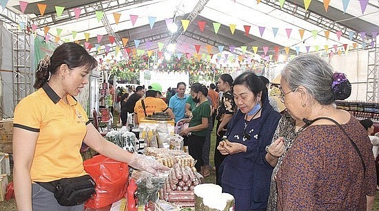 Các sản phẩm trưng bày, giới thiệu và bán tại phiên chợ đều có nguồn gốc, xuất xứ rõ ràng Các sản phẩm trưng bày, giới thiệu và bán tại phiên chợ đều có nguồn gốc, xuất xứ rõ ràng