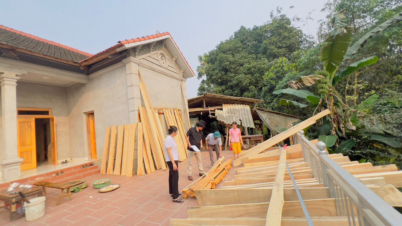 Mạnh dạn vay vốn chính sách để làm xưởng mộc, gia đình anh Nguyễn Thương Thiết, khu 1 xã Dị Nậu đã có thu nhập khá hằng năm và xây được nhà mới Mạnh dạn vay vốn chính sách để làm xưởng mộc, gia đình anh Nguyễn Thương Thiết, khu 1 xã Dị Nậu đã có thu nhập khá hằng năm và xây được nhà mới