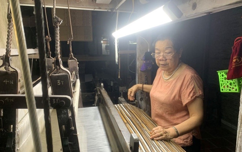 Bà Nguyễn Thị Hằng, một trong những người thợ dệt lụa truyền thống của làng lụa Vạn Phúc, Hà Đông.
