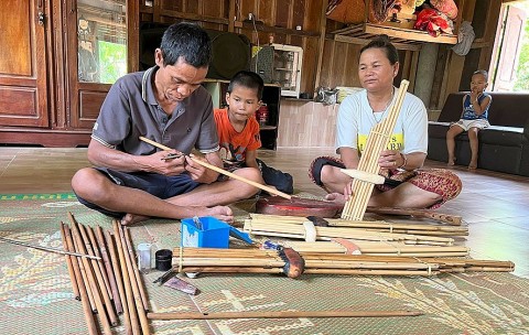 Người đàn ông đa tài chế tác khèn bè và đàn ta lư