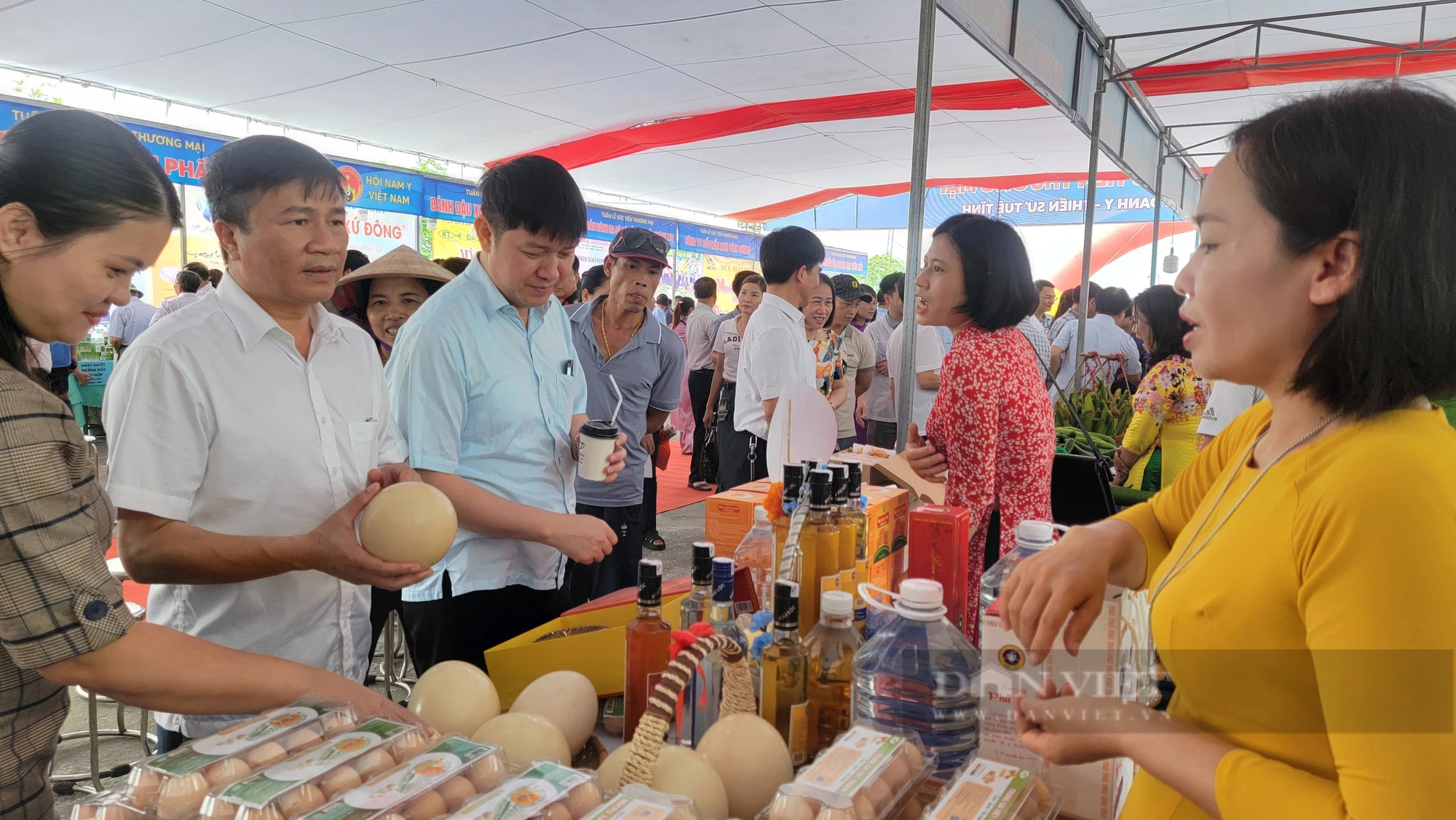 Hải Dương: Nông sản OCOP huyện Cẩm Giàng đang trưng bày giới thiệu tại lễ hội đền Bia- Ảnh 6.