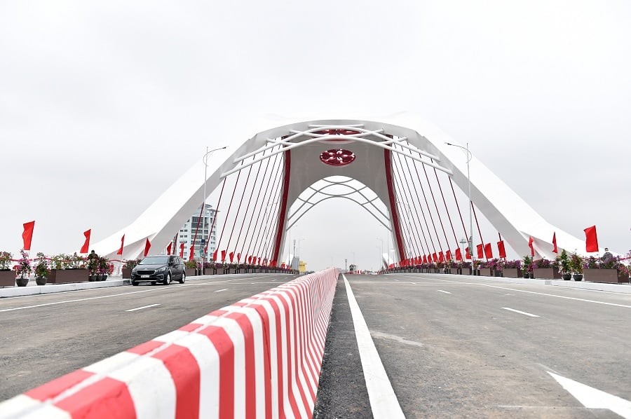 Cầu Rào – công trình nổi tiếng với 3 biểu tượng hoa phượng trên trần cầu