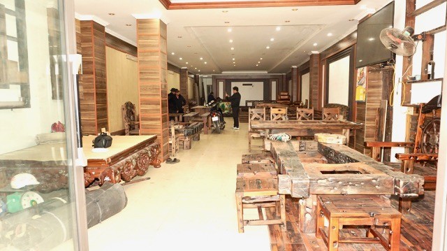 Những sản phẩm chế tác từ gỗ tàu thuyền tại số 229 đường Phạm Văn Đồng, phường Hải Thành, quận Dương Kinh, thành phố Hải Phòng.  Những sản phẩm chế tác từ gỗ tàu thuyền tại số 229 đường Phạm Văn Đồng, phường Hải Thành, quận Dương Kinh, thành phố Hải Phòng.