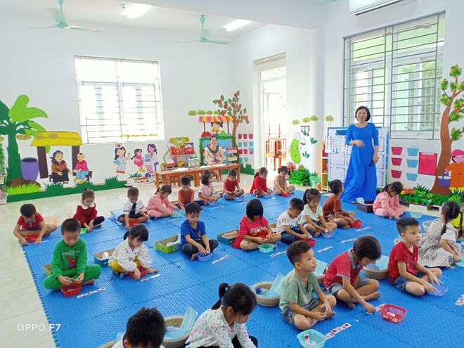 Một tiết học giữa cô và trò trường mầm non Nga Phú. Một tiết học giữa cô và trò trường mầm non Nga Phú.