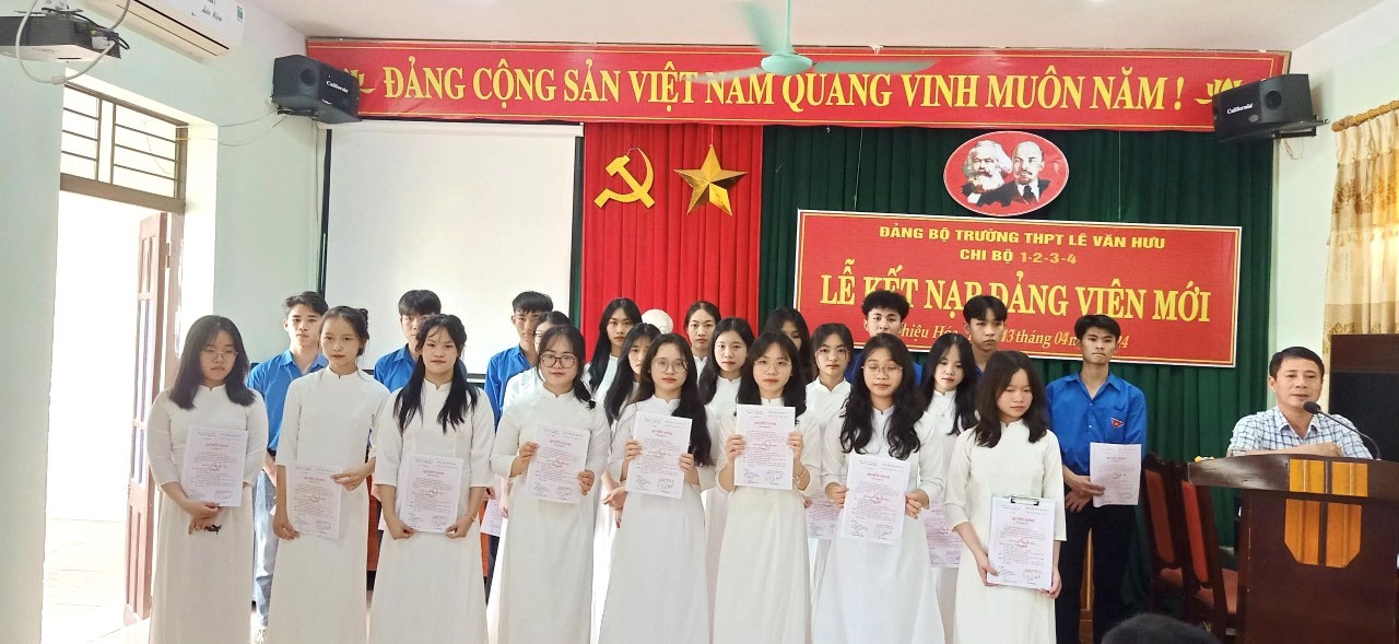 Đảng bộ Trường THPT Lê Văn Hưu kết nạp đảng viên mới là học sinh