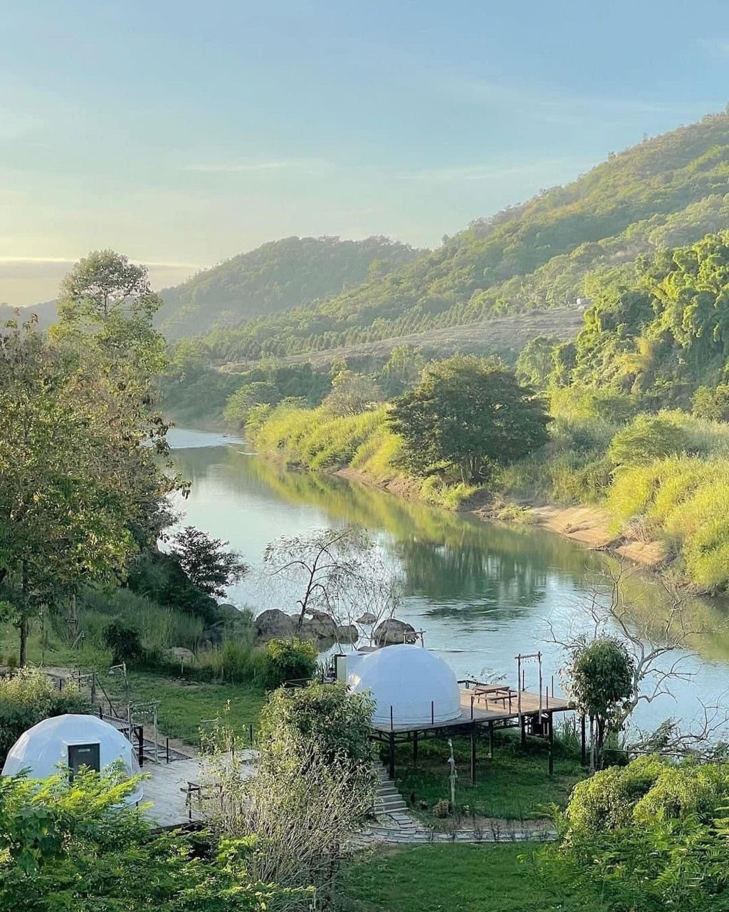 Orchard Home Resort nằm yên tĩnh  giữa những cánh rừng xanh mướt  tại Nam Cát Tiên bên cạnh dòng  sông Đa Huoai hùng vĩ