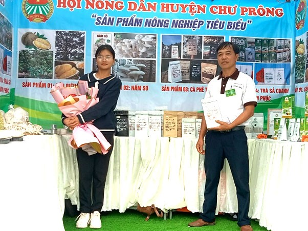 Anh Đinh Văn Kỳ cùng con gái tham gia hội thi “Sản phẩm nông nghiệp tiêu biểu” với sản phẩm OCOP cà phê phin Anh Đinh Văn Kỳ cùng con gái tham gia hội thi “Sản phẩm nông nghiệp tiêu biểu” với sản phẩm OCOP cà phê phin