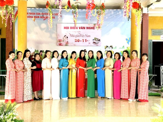 Tập thể cán bộ và giáo viên chụp ảnh lưu niệm dịp chào mừng Nhà giáo Việt Nam Tập thể cán bộ và giáo viên chụp ảnh lưu niệm dịp chào mừng Nhà giáo Việt Nam