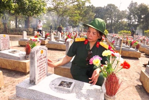Thăm nghĩa trang liệt sĩ