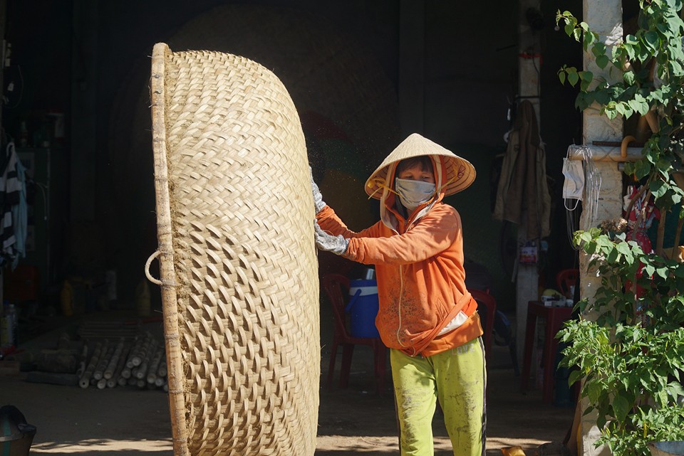 Theo gia đình ông Trung, cách đây 10 năm làng nghề rất nhộn nhịp, thu nhập người dân ổn định. Nhưng đến nay, nghề có thu nhập bấp bênh, lại cạnh tranh với thúng nhựa, nên nhiều người đã bỏ nghề. Gia đình ông Trung do có đầu ra ổn định nên vẫn bám trụ được với nghề.