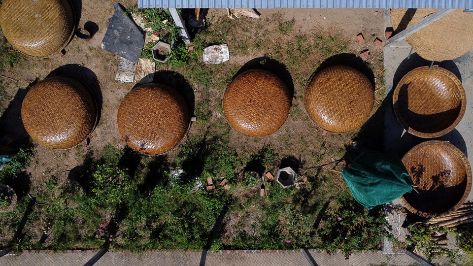 Làng nghề Phú Mỹ, hay còn được gọi là "làng thúng chai" thuộc xã An Dân, huyện Tuy An, tỉnh Phú Yên. Người dân địa phương không thể nhớ rõ thời điểm hình thành làng làm thúng chai nhưng làng đã trải qua hàng chục năm phát triển. Thời cao điểm có khoảng 50 hộ làm thúng chai, nhưng do thu nhập bấp bênh, đến nay chỉ còn ít hộ bám trụ với nghề.