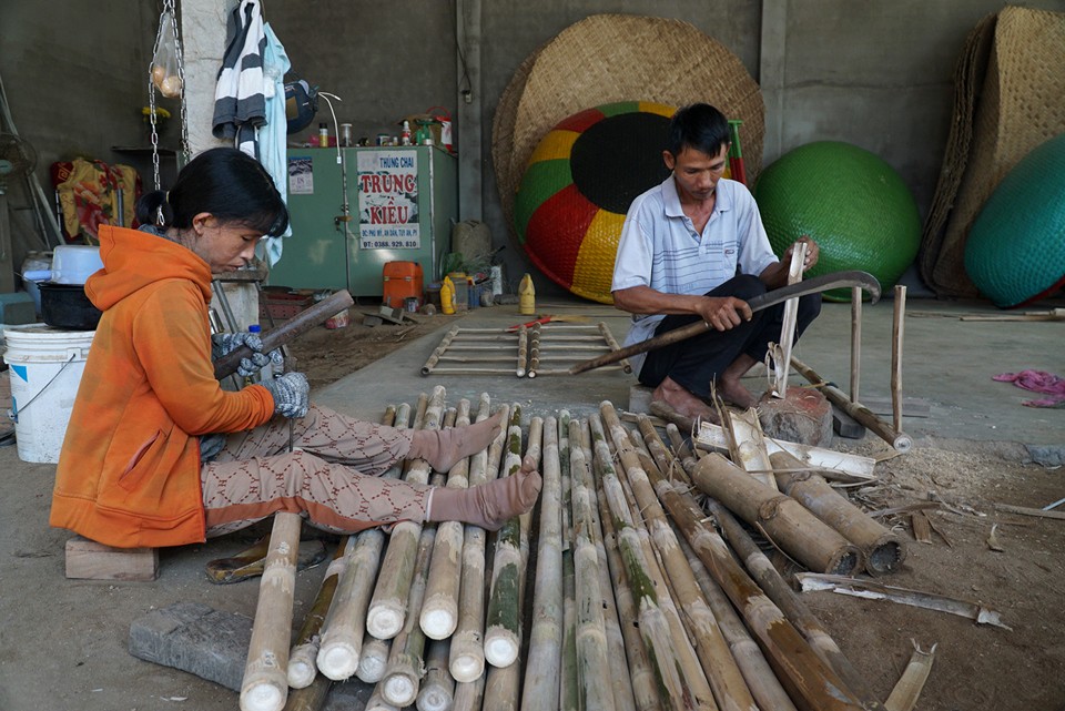 Ông Võ Văn Khương - Chủ tịch UBND xã An Dân cho biết, hiện làng làm thúng chai còn 10 hộ. Hầu hết các hộ chỉ phụ trách từng khâu nhỏ rồi liên kết với nhau, xem đây là công việc làm thêm chứ không phải cả quy trình như trước đây. Riêng gia đình ông Trương Văn Trung và vợ là chị Trương Thị Bích Kiều có nguồn bán hàng ổn định nên giữ được nghề làm thúng chai.