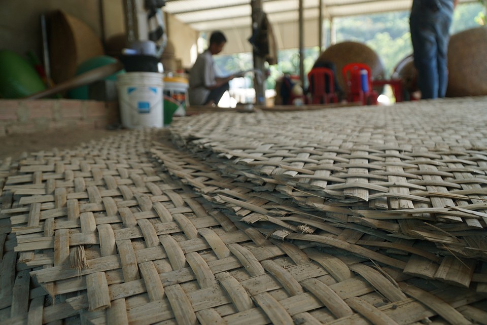 Tre được vót mỏng dùng làm mê thúng. Đây là công đoạn khó, người thợ phải lành nghề và khéo tay thì từng chiếc nan đan mới đều khít, thẩm mỹ và đạt độ bền cao.