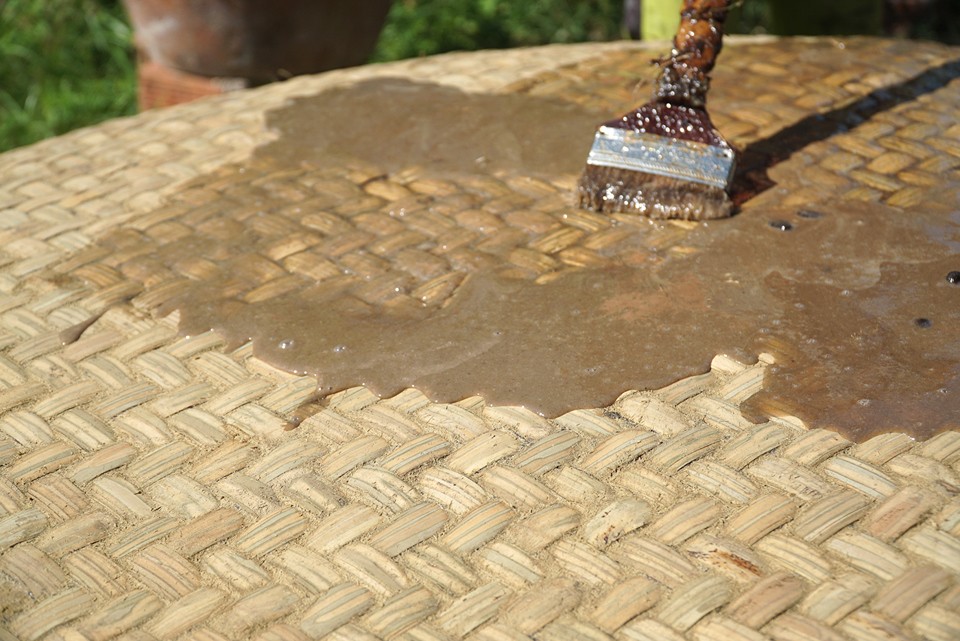 Dầu rái được đặt hàng từ người dân địa phương và có độ đậm đặc khác nhau. Nên khi mua về người thợ sẽ pha cùng dầu hỏa sao cho ra một độ hài hòa nhất định mới có thể trét lên thúng.