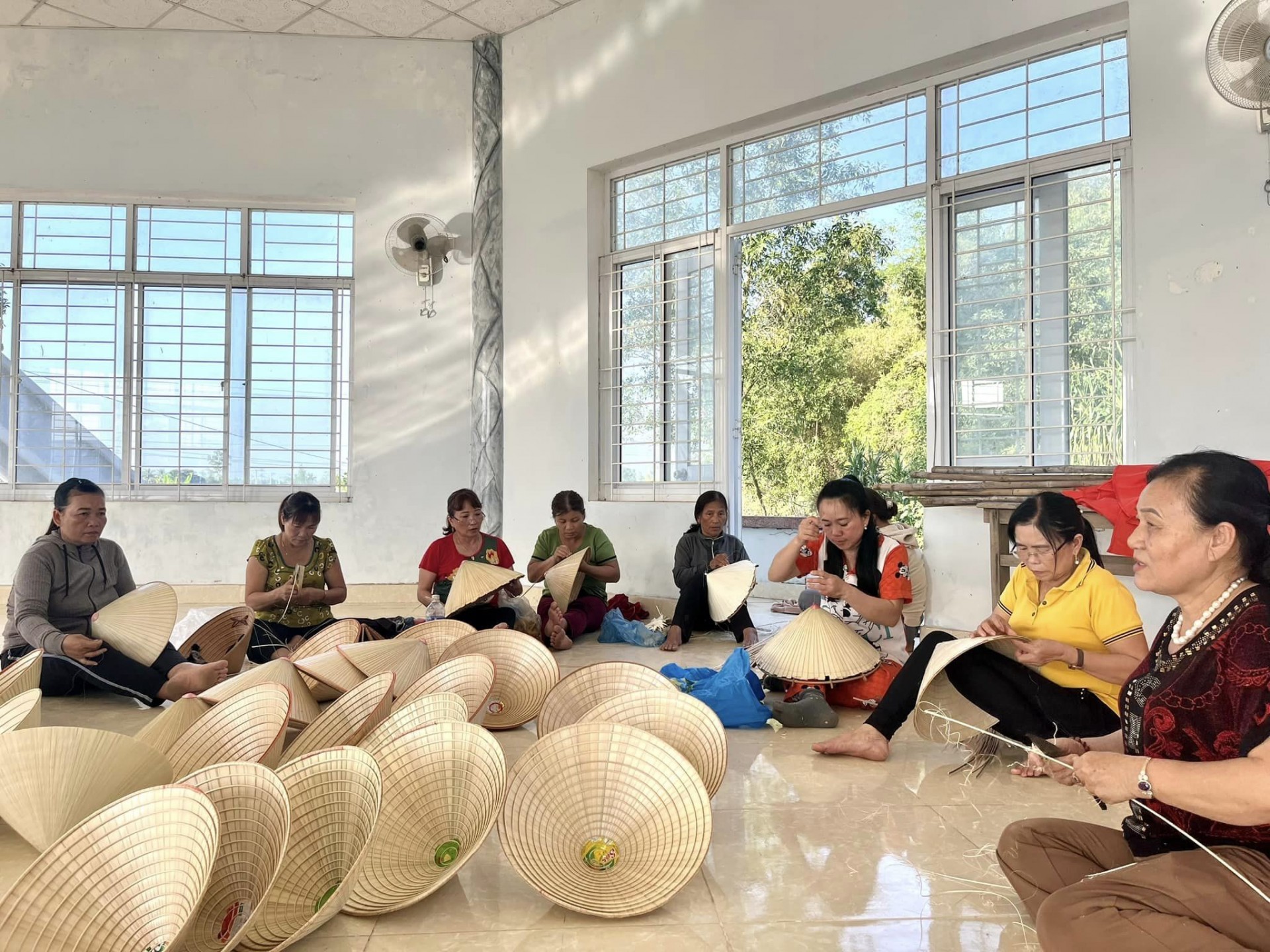 Làng nghề nón lá Thuận Hạnh chú trọng xây dựng thương hiệu và kết nối du lịch Làng nghề nón lá Thuận Hạnh chú trọng xây dựng thương hiệu và kết nối du lịch