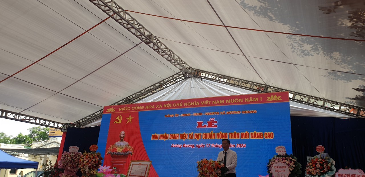 (Gia Lâm) Xã Dương Quang đón nhận bằng công nhận xã đạt chuẩn nông thôn mới nâng cao.