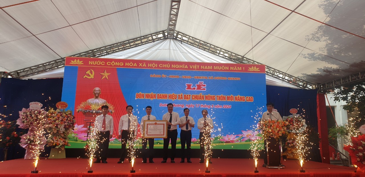 (Gia Lâm) Xã Dương Quang đón nhận bằng công nhận xã đạt chuẩn nông thôn mới nâng cao. (Gia Lâm) Xã Dương Quang đón nhận bằng công nhận xã đạt chuẩn nông thôn mới nâng cao.