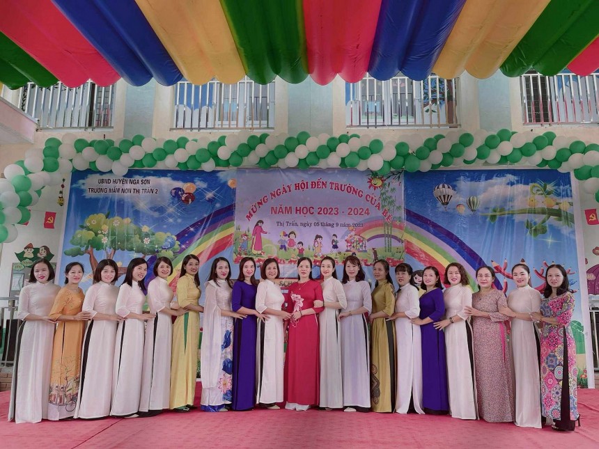Tập thể cán bộ quản lý, giáo viên, công nhân viên trong ngày hội đưa trẻ đến trường Tập thể cán bộ quản lý, giáo viên, công nhân viên trong ngày hội đưa trẻ đến trường