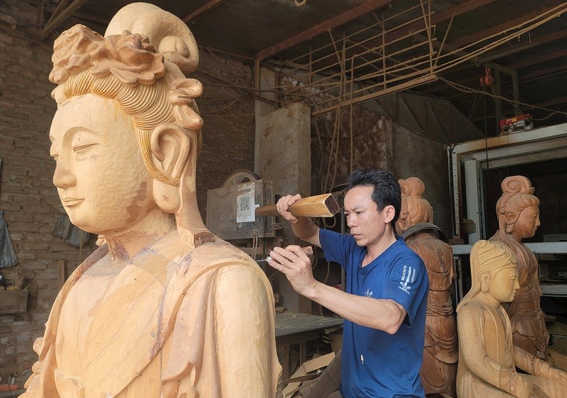 Về làng Sơn Đồng, ta nghe tiếng đục lách cách vui tai và mùi thơm của các loại gỗ quý. Ở bất cứ đâu cũng bắt gặp những bức tượng như: Phật Thích Ca, Phật A Di Đà, Phật Bà Quán Thế Âm, Đức Thánh Trần, tượng ông Thiện, ông Ác, tượng La Hán... cùng vô số loại đồ thờ thủ công mỹ nghệ khác. Về làng Sơn Đồng, ta nghe tiếng đục lách cách vui tai và mùi thơm của các loại gỗ quý. Ở bất cứ đâu cũng bắt gặp những bức tượng như: Phật Thích Ca, Phật A Di Đà, Phật Bà Quán Thế Âm, Đức Thánh Trần, tượng ông Thiện, ông Ác, tượng La Hán... cùng vô số loại đồ thờ thủ công mỹ nghệ khác.