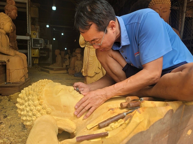 Nghệ nhân Nguyễn Trí Dũng đang tỉ mỉ tạo hình hoàn thiện những công đoạn cuối cùng của một pho tượng Nghệ nhân Nguyễn Trí Dũng đang tỉ mỉ tạo hình hoàn thiện những công đoạn cuối cùng của một pho tượng