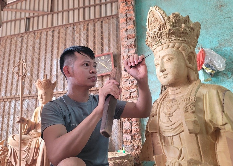 Mới 29 tuổi nhưng anh Nguyễn Trung Phong, quê ở Hà Nam đã có thâm niên chế tác tượng gỗ chục năm nay. Đã mở xưởng riêng tại quê nhà, vào thời điểm nhiều việc, những chủ cơ sở tại làng Sơn Đồng lại gọi anh đến làm khoán. Mới 29 tuổi nhưng anh Nguyễn Trung Phong, quê ở Hà Nam đã có thâm niên chế tác tượng gỗ chục năm nay. Đã mở xưởng riêng tại quê nhà, vào thời điểm nhiều việc, những chủ cơ sở tại làng Sơn Đồng lại gọi anh đến làm khoán.