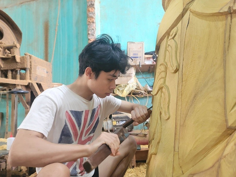 Em Sáng 23 tuổi, người làng bên sang Sơn Đồng học và làm nghề được 4 năm nay. Em Sáng 23 tuổi, người làng bên sang Sơn Đồng học và làm nghề được 4 năm nay.