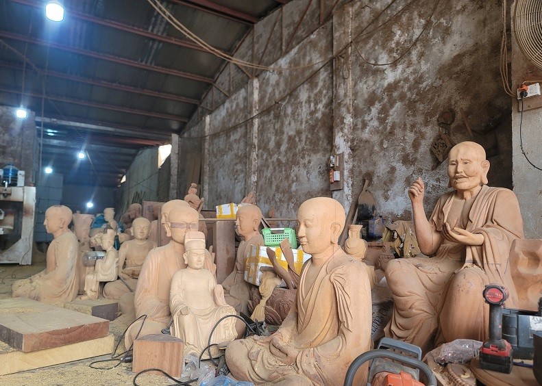 Những pho tượng được tạo hình xong, chờ gỗ khô để mang đi sơn hoàn thiện. Những pho tượng được tạo hình xong, chờ gỗ khô để mang đi sơn hoàn thiện.