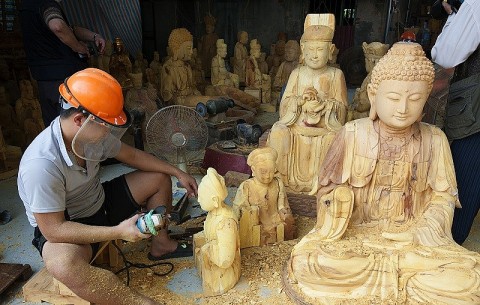 Đến làng nghề Sơn Đồng hàng trăm tuổi xem nghệ nhân làm tượng gỗ