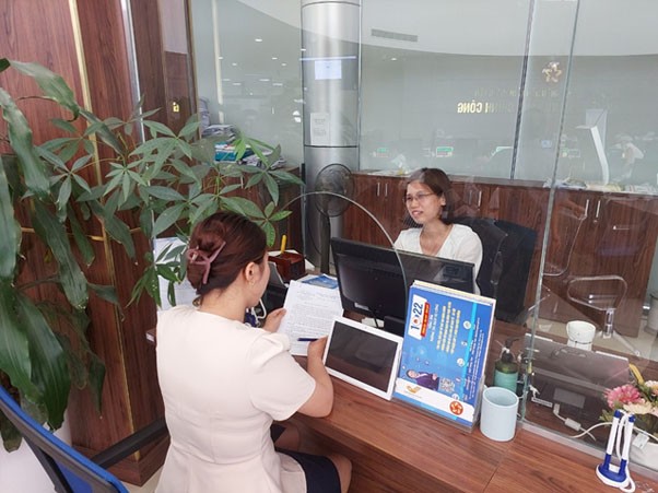 Nhân viên Công ty Điện lực Hưng Yên tiếp nhận yêu cầu dịch vụ về điện qua Trung tâm hành chính công của tỉnh Nhân viên Công ty Điện lực Hưng Yên tiếp nhận yêu cầu dịch vụ về điện qua Trung tâm hành chính công của tỉnh