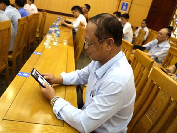 Ông Đoàn Minh Lăng- Phó Giám đốc sản xuất Công ty Cổ phần ABC Việt Nam trải nghiệm tính năng mới trên App CSKH Ông Đoàn Minh Lăng- Phó Giám đốc sản xuất Công ty Cổ phần ABC Việt Nam trải nghiệm tính năng mới trên App CSKH