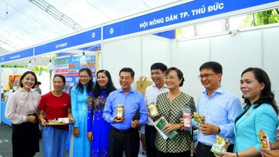 Các đại biểu tham quan gian hàng tại Hội chợ Các đại biểu tham quan gian hàng tại Hội chợ