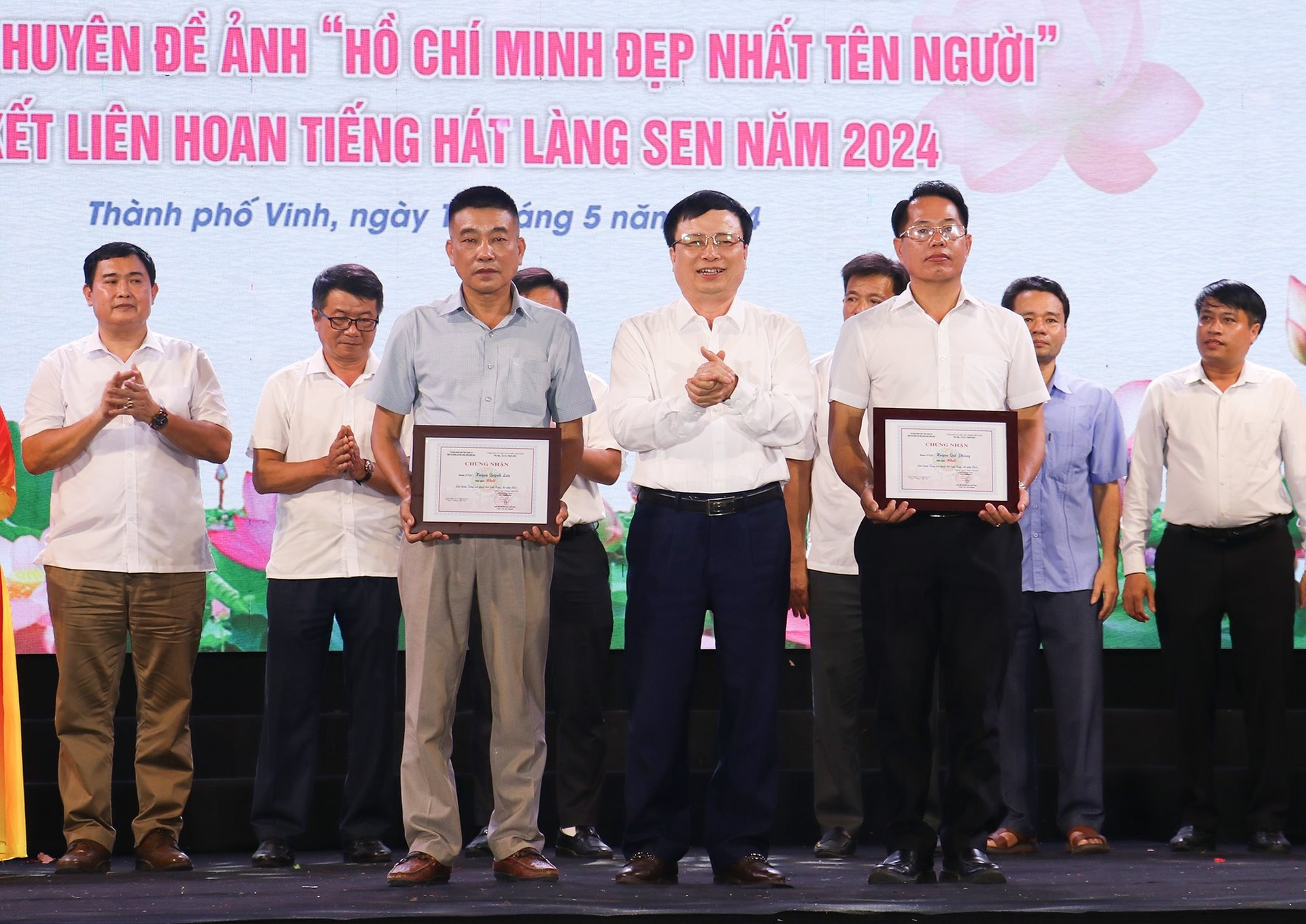 Phó Chủ tịch UBND tỉnh Nghệ An Bùi Đình Long trao giải Nhất cho Đoàn nghệ thuật quần chúng huyện Quỳnh Lưu và Quế Phong. Phó Chủ tịch UBND tỉnh Nghệ An Bùi Đình Long trao giải Nhất cho Đoàn nghệ thuật quần chúng huyện Quỳnh Lưu và Quế Phong.